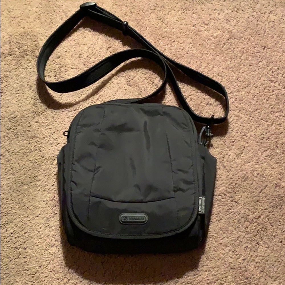 Pacsafe Metro 200 GII Shoulder Bag